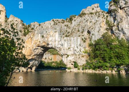 Le Pont d’Arc dans les Gorges de l’Ardèche, Vallon-Pont-d'Arc, Frankreich, été Stockfoto