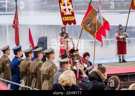 BELGRAD, SERBIEN - 19. JANUAR 2019: Orthodoxe Christen schwimmen im eiskalten Wasser beim Rennen um das Heilige Kreuz während der Feier Stockfoto