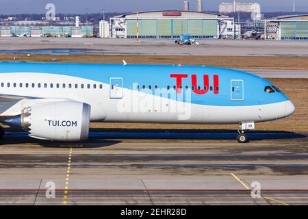 Stuttgart, 15. Januar 2021: TUI Boeing 787-9 Dreamliner am Flughafen Stuttgart (STR) in Deutschland. Boeing ist ein amerikanischer Flugzeugmanu Stockfoto