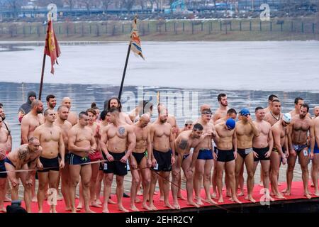 BELGRAD, SERBIEN - 19. JANUAR 2019: Orthodoxe Christen schwimmen im eiskalten Wasser beim Rennen um das Heilige Kreuz während der Feier Stockfoto