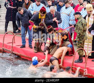 BELGRAD, SERBIEN - 19. JANUAR 2019: Orthodoxe Christen schwimmen im eiskalten Wasser beim Rennen um das Heilige Kreuz während der Feier Stockfoto