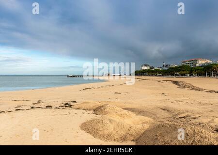 Strand von Arcachon im Winter in Gironde, Nouvelle-Aquitaine, Frankreich Stockfoto