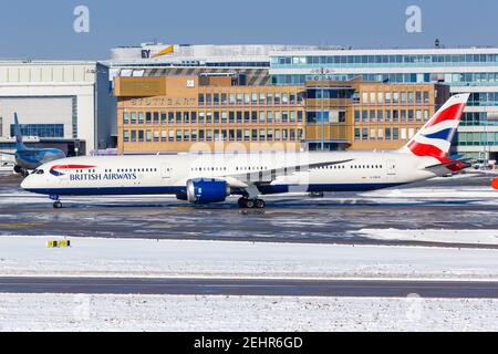 Stuttgart, 11. Februar 2021: British Airways Boeing 787-10 Dreamliner Flugzeug am Flughafen Stuttgart (STR) in Deutschland. Stockfoto