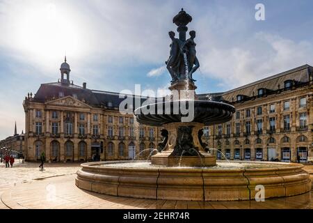 Brunnen der drei Grazien auf dem Place de la Bourse in Bordeaux in Gironde, Nouvelle-Aquitaine, Frankreich Stockfoto