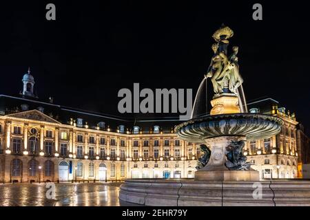 Brunnen von drei Gnaden auf dem Place de la Bourse in Bordeaux bei Nacht in Gironde, Nouvelle-Aquitaine, Frankreich Stockfoto