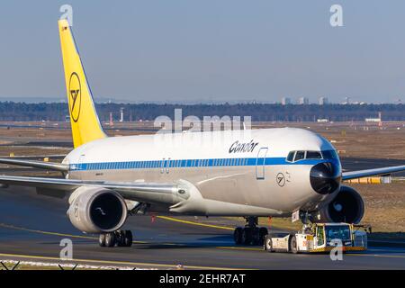 Frankfurt, Deutschland - 13. Februar 2021: Condor Boeing 767-300ER Flugzeug in der Retro Sonderlivery am Frankfurter Flughafen (FRA) in Deutschland. Stockfoto