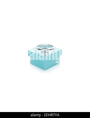 Großer diamantener Verlobungsring aus Platin und Weißgold mit Geschenkbox. Studio Shot, isoliert auf weißem Hintergrund. Stockfoto