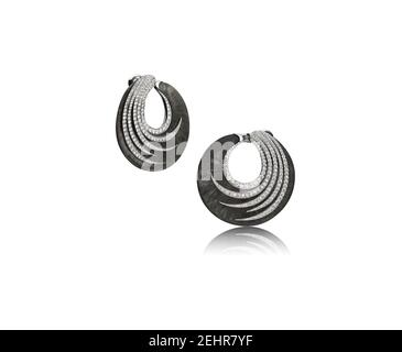 Kostbare Diamantohrringe auf einem schalenförmigen Rahmen aus schwarzem Metall. Studioaufnahme isoliert auf Weiß. Stockfoto
