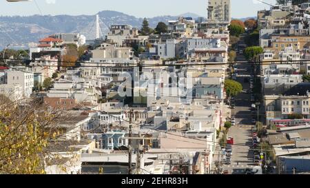 Ikonische hügelige Straße und Kreuzung in San Francisco, Nordkalifornien, USA. Steile Straße bergab und Fußgängerweg. Downtown Immobilien, victo Stockfoto