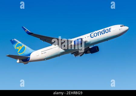 Frankfurt, Deutschland - 13. Februar 2021: Condor Boeing 767-300ER Flugzeug am Frankfurter Flughafen (FRA) in Deutschland. Boeing ist ein amerikanischer Flugzeughersteller Stockfoto