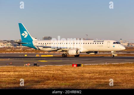 Frankfurt, Deutschland - 13. Februar 2021: Flugzeug Air Dolomiti Embraer 195 am Frankfurter Flughafen (FRA) in Deutschland. Stockfoto