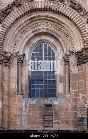 Die unbeweglichen Leiter, die gegen eine Fensterbank in der oberen Fassade der Kirche des Heiligen Grabes, die es im 18. Jahrhundert war, wenn eine Einigung zwischen den sechs verschiedenen christlichen Sekten, die sich der Kirche, dass Niemand bewegen kann, neu anordnen oder anderweitig Eigentum ohne die Zustimmung aller sechs ändern Teilen gemacht wurde lehnt. Altstadt Ost Jerusalem Israel Stockfoto