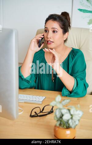 Hübsche Geschäftsfrau telefonieren Stockfoto