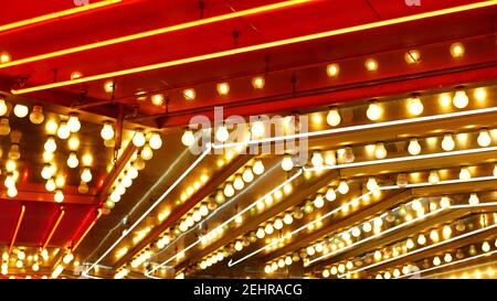 Alte angefachte elektrische Lampen blinken und leuchten in der Nacht. Abstrakte Nahaufnahme von Retro-Casino-Dekoration schimmert in Las Vegas, USA. Beleuchteter Vint Stockfoto