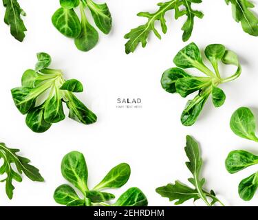 Rucola und Mais Salat kreative Layout isoliert auf weißem Hintergrund. Gesunde Ernährung und Diät-Konzept. Lämmer Salat und Rucola Blätter komposit Stockfoto