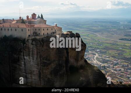 Kloster in Meteora ( Μετέωρα ) UNESCO-Weltkulturerbe hoch über der Stadt Kalabaka ( Kalambaka ) thront. Thessalien, Griechenland Stockfoto