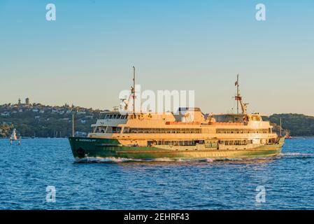 Die Sydney Ferry, Queenscliff, macht ihren Weg durch den Hafen von Sydney, vorbei an Georges Head in Richtung Manly, an einem sonnigen Sommernachmittag in Australien Stockfoto