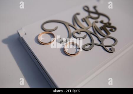 Ein mr und mrs Schriftzug mit Eheringen Stockfoto
