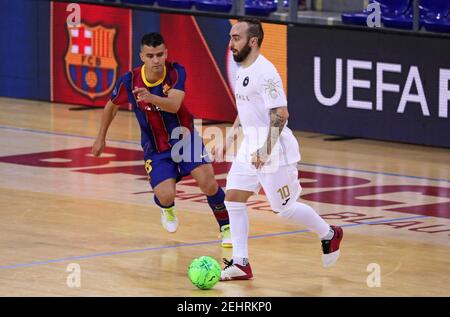 Barcelona, Spanien. Februar 2021, 19th. Ricardinho und Marcenio während des Spiels zwischen FC Barcelona und ACCS Asnieres Villeneuve 92, das dem Finale der Futsal Champions League 1/8 entspricht, das am 19. Februar 2020 im Palau Blaugrana in Barcelona gespielt wurde. Foto JGS/Cordon Press Credit: CORDON PRESS/Alamy Live News Stockfoto