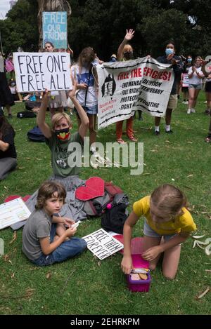 Free the Refugees Kundgebung in Melbourne, Australien, um die australische Regierung unter Druck zu setzen, alle von der Regierung gehaltenen Flüchtlinge zu befreien. Stockfoto