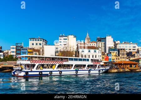 ISTANBUL, TÜRKEI - 25. JANUAR 2020: Galata Tower und Karakoy Blick in Istanbul, Türkei. Stockfoto