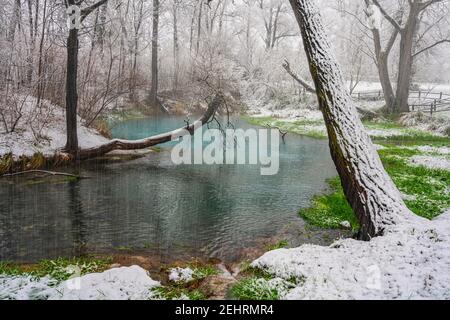 Heißer Schwefel entspringt in einer verschneiten Landschaft. Quellen des Lavino, Maiella Nationalpark, Abruzzen Stockfoto