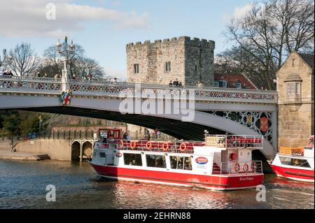 YORK, NORTH YORKSHIRE, Großbritannien - 13. MÄRZ 2010: Yorkboat Cruise Boats on the River Ouse Near the Lendal Bridge Stockfoto