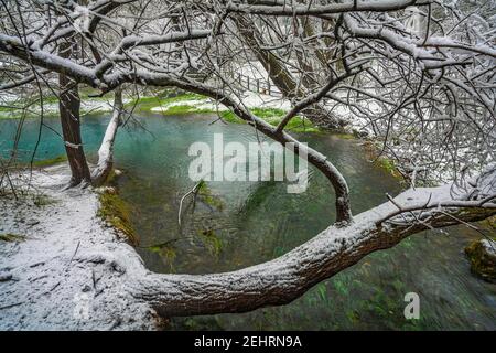 Heißer Schwefel entspringt in einer verschneiten Landschaft. Quellen des Lavino, Maiella Nationalpark, Abruzzen Stockfoto