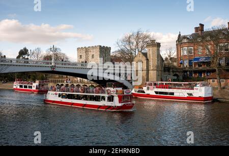 YORK, NORTH YORKSHIRE, Großbritannien - 13. MÄRZ 2010: Yorkboat Cruise Boats on the River Ouse bt The Lendal Bridge Stockfoto