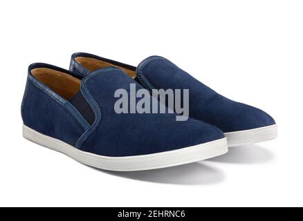 Ein Paar blaue Mokassin-Schuhe mit weißer Gummisohle für Herren. Isoliert auf Weiß. Studioaufnahme. Stockfoto