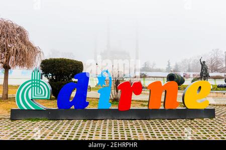 EDIRNE, TÜRKEI - 26. JANUAR 2020: EDIRNE, TÜRKEI. Edirne Stadt mit nebliger Aussicht. Stockfoto