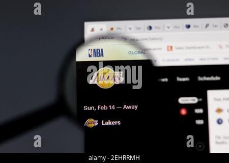 New York, USA - 15. Februar 2021: Los Angeles Lakers Website im Browser mit Firmenlogo, illustrative Editorial Stockfoto