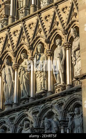 Detailansicht von Statuen und Schnitzereien am Nidaros Dom, Trondheim. Stockfoto