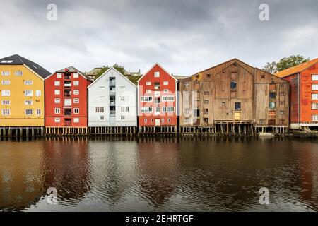 Bunte Gebäude entlang des Flusses nidelva, in Trondheim, Norwegen. Stockfoto