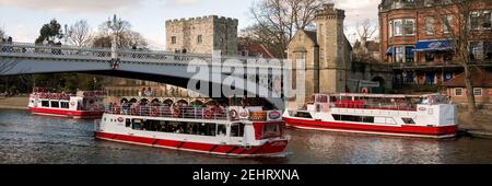 YORK, YORKSHIRE, Großbritannien - 13. MÄRZ 2010: Yorkboot-Kreuzfahrt auf dem Fluss Ouse in der Nähe der Lendal Bridge Stockfoto