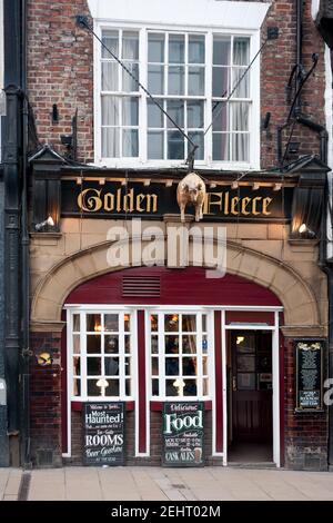 YORK, YORKSHIRE, Großbritannien - 13. MÄRZ 2010: Außenansicht des Golden Fleece Pub aus dem 16th. Jahrhundert Stockfoto