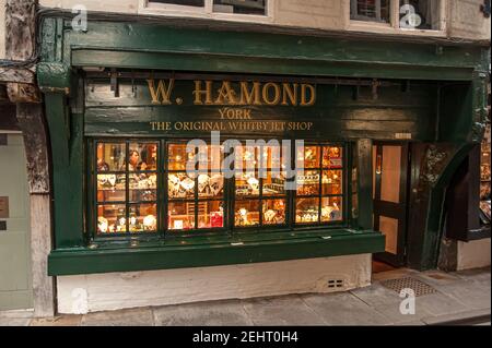 YORK, YORKSHIRE, Großbritannien - 13. MÄRZ 2010: W Hammond Shop in the Shambles Selling Whitby Jet Stockfoto