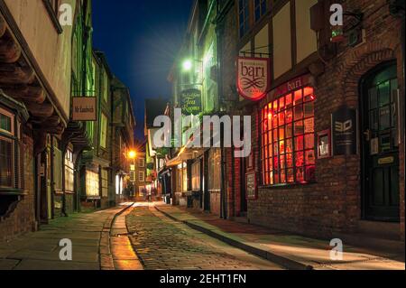 YORK, YORKSHIRE, Großbritannien - 13. MÄRZ 2010: Die berühmte Straße der Shambles bei Nacht Stockfoto