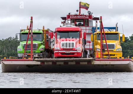 LKW-Fähre, Elizabeth II, stecken auf einer Sandbank, Napo River, Amazonas-Regenwald, Yasuni National Park, Ecuador Stockfoto