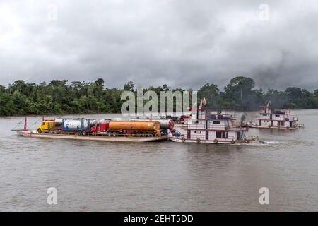 LKW-Fähre stecken auf einer Sandbank, Napo River, Amazonas-Regenwald, Yasuni Nationalpark, Ecuador Stockfoto