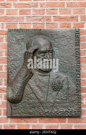 Wageningen, Niederlande - 21. Januar 2021: Denkmal des Prinzen Bernhard von Lippe-Biesterveld an der Wand des Hotel De Wereld in Wageningen, Gelderland in den Niederlanden. Stockfoto