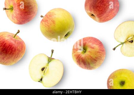 Reife rote Äpfel mit Scheiben isoliert auf weißem Hintergrund Draufsicht. Flaches Lay-Muster Stockfoto