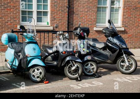 London, UK, 21. März 2009 : Vespa Moped und Roller zusammen mit einem Motorrad in einem Solo-Parkplatz in der Innenstadt geparkt, Stock Foto Stockfoto