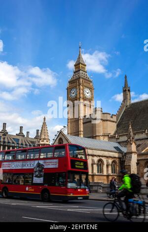 London, UK, April 6, 2012 : Big Ben der Houses of Parliament mit einem roten Doppeldecker-Bus vorbei mit Bewegung Unschärfe, die ein beliebter Tourismus t Stockfoto