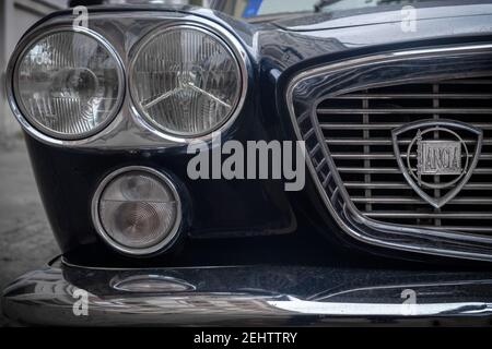 Lancia Flavia Coupe 1966 Vintage-Modell Kühlergrill mit Emblem Beleuchtung und Stoßfänger Detailansicht Stockfoto