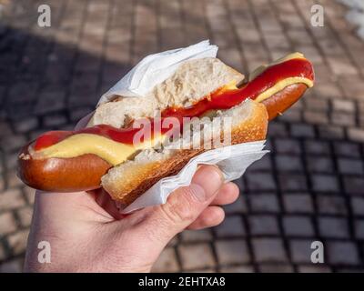 Bockwurst in einer Rolle mit Senf und Ketchup Stockfoto