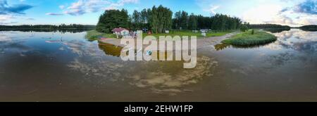 Panoramabild des Sees von der Drohne im Sommer Tag, an dem die Leute mit SUP Stand Up Boards paddeln Stockfoto