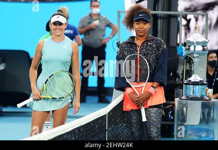 Melbourne, Australien. Februar 2021, 20th. Jennifer Brady (L) aus den Vereinigten Staaten und Osaka Naomi aus Japan posieren für Fotos vor dem Finale der Frauen-Singles bei den Australian Open in Melbourne, Australien, 20. Februar 2021. Quelle: Bai Xuefei/Xinhua/Alamy Live News Stockfoto