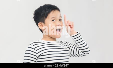 Eureka! Portrait von smart kleinen Jungen zeigt Finger nach oben und suchen inspiriert von Genie dachte, zeigt gute Idee Zeichen Stockfoto