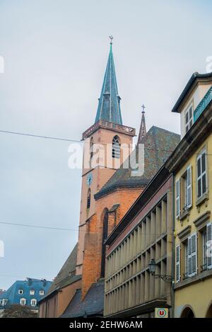 Eine Nahaufnahme einer belebten Straße vor der Tür Eines Gebäudes Stockfoto